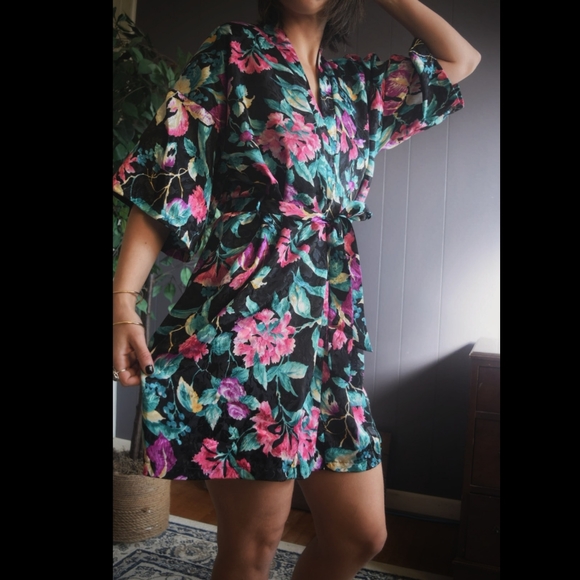 🖤5for30🖤 Retro Golden Girls Tropical Floral Satin robe - Picture 1 of 3